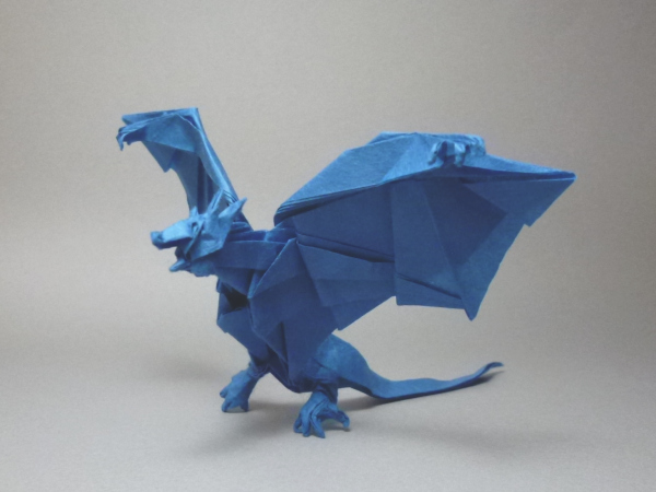 折り紙のフロストドラゴン（ケイド・チャン 創作）完成作品・斜め前からの写真