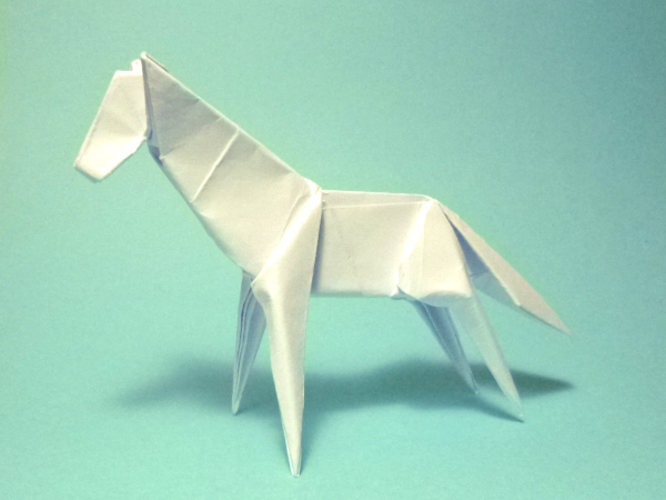 折り紙作品：名馬・白銀号  (創作者 前川淳）斜め前から見た写真